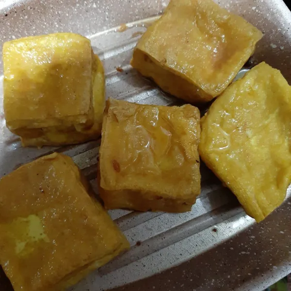 Goreng tahu hingga matang.