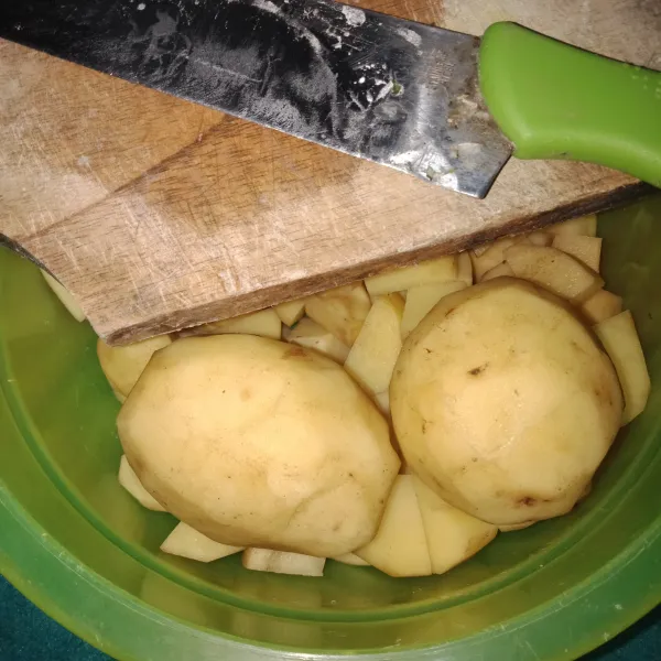 Pertama siapkan kentang kupas lalu potong-potong.