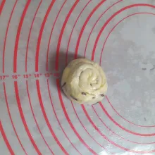 Bentuk kedua gulungan seperti huruf S kemudian lipat tumpuk. Diamkan selama 1 jam.