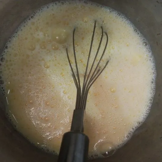 Masukkan semua bahan vla kecuali butter, masak hingga mengental. Setelah mengental matikan api, masukkan butter lalu aduk rata. Masukkan ke dalam plastik yang tertutup rapat.