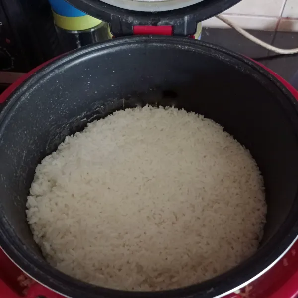 Cuci bersih beras, masukkan dalam bowl, tambahkan air. Lalu masak di ricecooker. Jika sudah bunyi klik, langsung angkat nasinya.