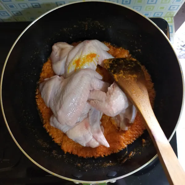 Masukkan ayam dan aduk hingga berubah warna.