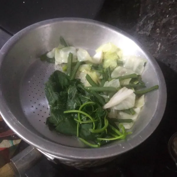 Rebus sayuran satu persatu hingga matang, tiriskan.