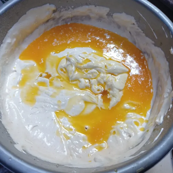 Terakhir, masukan lelehan margarin, aduk balik menggunakan spatula sampai tercampur rata.