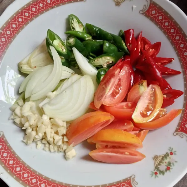 Potong-potong bawang bombay, tomat, cabai merah dan hijau. Cincang bawang putih.