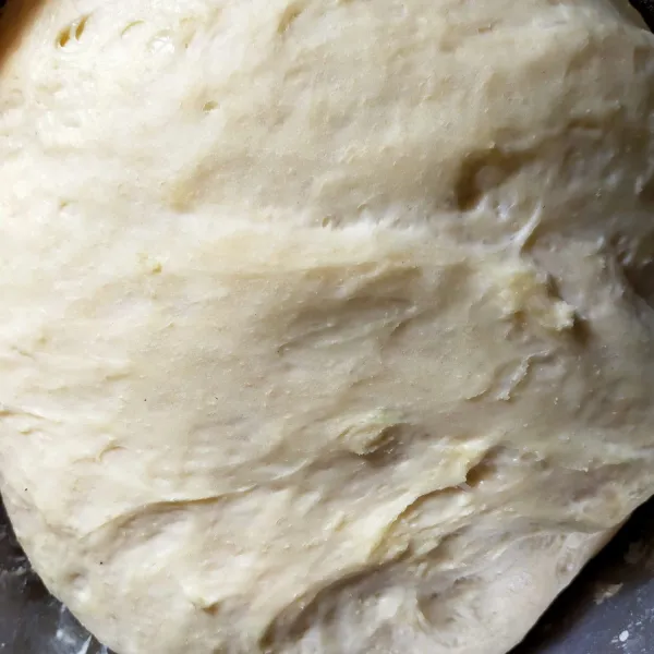 Siapkan wadah, Campur semua bahan roti kecuali air, aduk rata kemudian tambahkan air sedikit demi sedikit sambil diuleni hingga rata. Ambil sepertiga adonan, bulatkan dan letakkan adonan dalam pan pizza diamkan selama 30 menit.