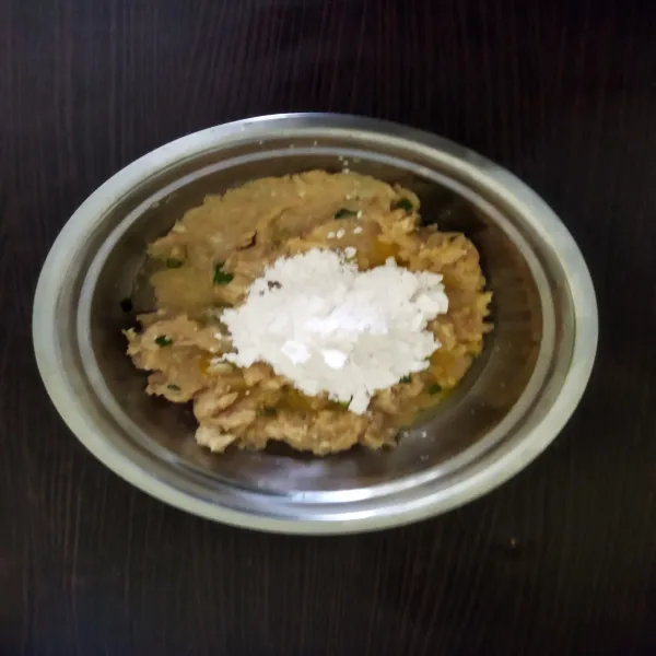 Masukkan putih telur ayam dan tepung tapioka lalu aduk hingga rata.