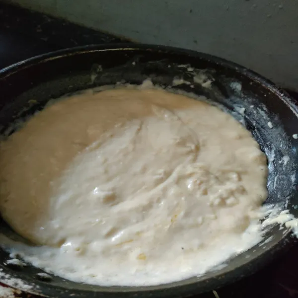 Di sisi lain buat bruleenya, masukkan margarin dan tepung terigu lalu aduk merata masukkan susu UHT, keju parut, lada bubuk. Aduk sampai kental.