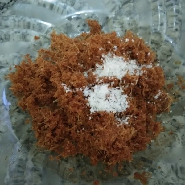 Peras dan buang minyak dalam lengkuas, tambahkan garam, kaldu jamur, dan gula, aduk rata. Kemudian sisihkan.