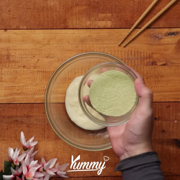 Campurkan vla vanilla instan, bubuk matcha, dan isi biskuit oreo ke dalam satu wadah.