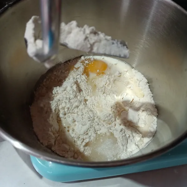 Campur semua bahan, kecuali butter dan garam. Mixer selama 5 menit, lalu tambahkan garam dan butter, mixer kembali sampai kalis elastis.