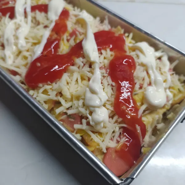 Beri keju parut, saos tomat dan mayonaise. Oven dengan suhu 180°C sampai matang (saya pakai otang sekitar 30 menit). Angkat dan sajikan hangat.