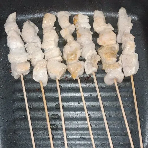 Panaskan grill pan, olesi tipis dengan minyak goreng kemudian panggang sate hingga matang merata.