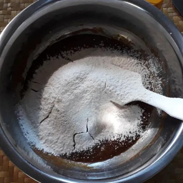 Tambahkan tepung terigu, baking powder dan garam sambil diayak. lalu aduk hingga rata dan tidak ada yang menggumpal