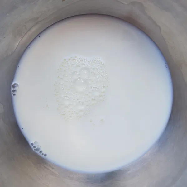Siapkan wadah,masukkan susu cair.