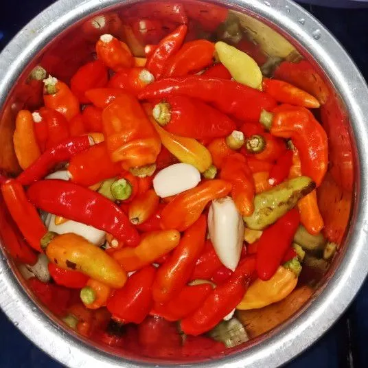 Cuci bersih bahan sambal kemudian haluskan.