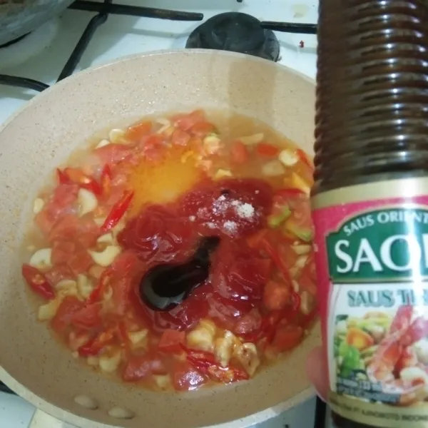 Tambahkan air biarkan mendidih, beri garam, saus tomat, gula pasir dan saus tiram.