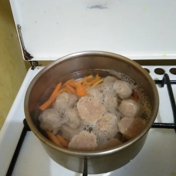 Masukkan irisan bakso, rebus sebentar saja, matikan kompor, tiriskan wortel dan bakso.