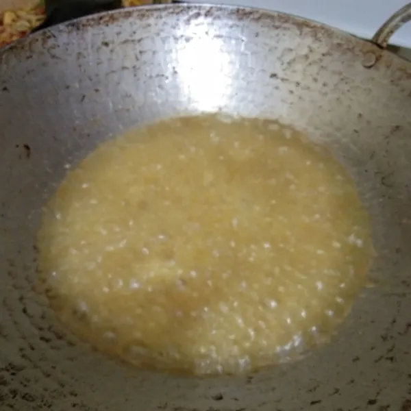 Lalu tuang lengkuas halus pada wajan, goreng dengan api kecil hingga kecokelatan, tiriskan.