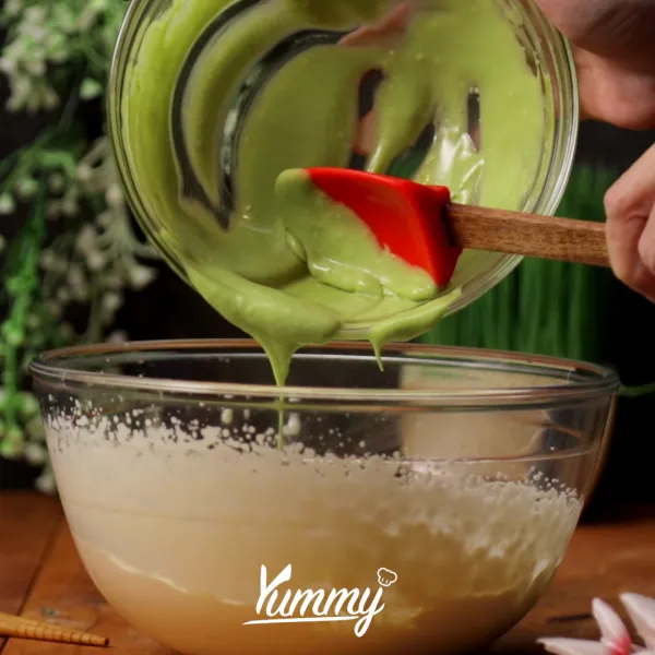 Campurkan whipping cream dengan adonan matcha, aduk merata dengan spatula. Koreksi rasa.