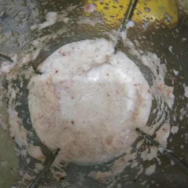 Haluskan lengkuas dan bawang putih dengan sedikit air memakai bantuan blender.