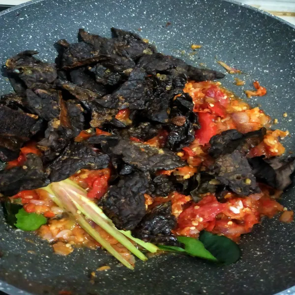 Panaskan minyak lalu tumis bumbu rica,  masukkan daging paru.