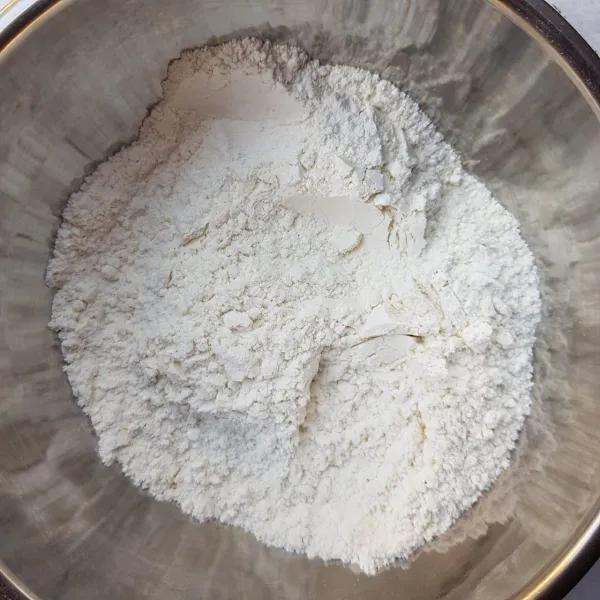 Untuk tepung, campurkan semua bahan dan aduk rata.