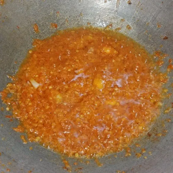 Tumis bahan sambal hingga matang beri garam, gula dan kaldu bubuk kemudian masukan air perasan jeruk nipis tes rasa. Salin sambal ke mangkok, sisihkan.