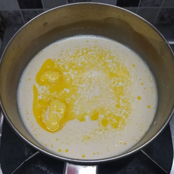 Saus Bechamel: rebus susu evaporasi, keju cheddar, margarin dan kaldu jamur. Masak sampai margarin leleh.