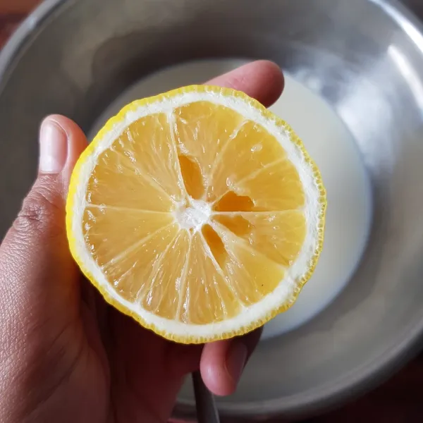 Tambahkan air perasan jeruk lemon.