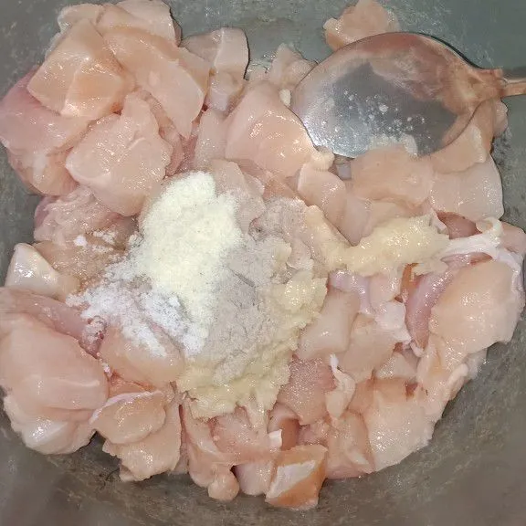 Campur potongan dada ayam dengan bahan marinasi aduk rata diamkan kurang lebih 3 jam di kulkas/semalaman lebih baik.