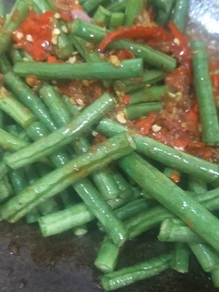 Masukan kacang panjang tambah sedikit air masak sampai kacang layu