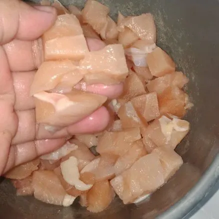 Potong dadu sesuai selera dada ayam kemudian cuci bersih, tiriskan.