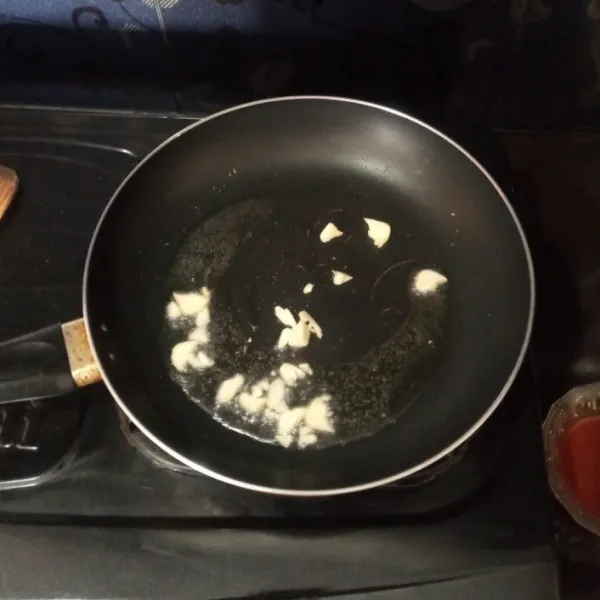 Tumis bawang putih dengan 3 sdm minyak sampai harum.