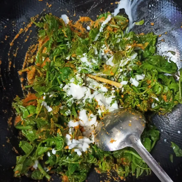 Masukkan sayur pakis dan santan, aduk rata.