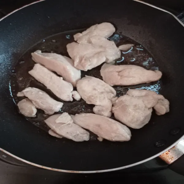 Potong ayam dalam ukuran sedang lalu marinasi dengan lada serta garam secukupnya minimal 10 menit, kemudian panaskan sedikit minyak goreng. Masukkan ayam, masak hingga berubah warna, angkat.