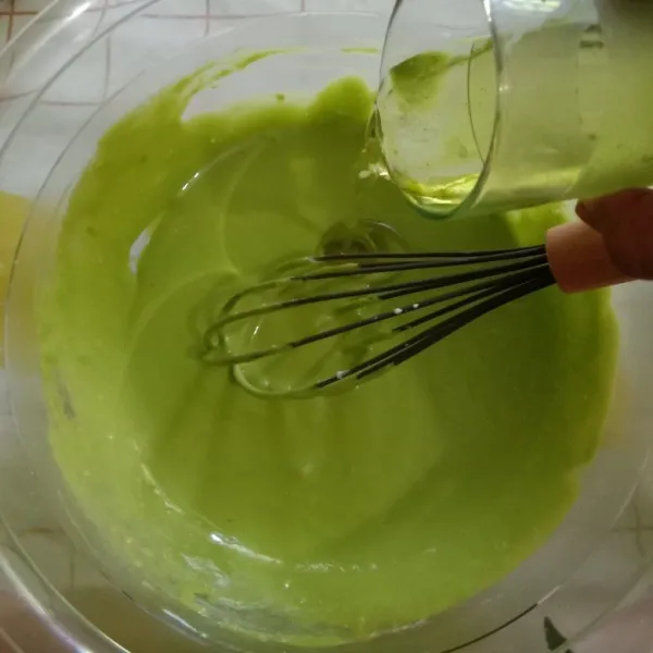 Tuangkan minyak sayur, aduk sampai benar benar tercampur rata tepungnya. Lalu sisihkan.