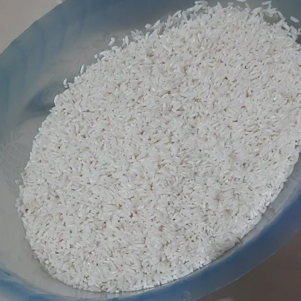 Rendam beras selama 1 jam biar pulen, setelah itu cuci bersih.