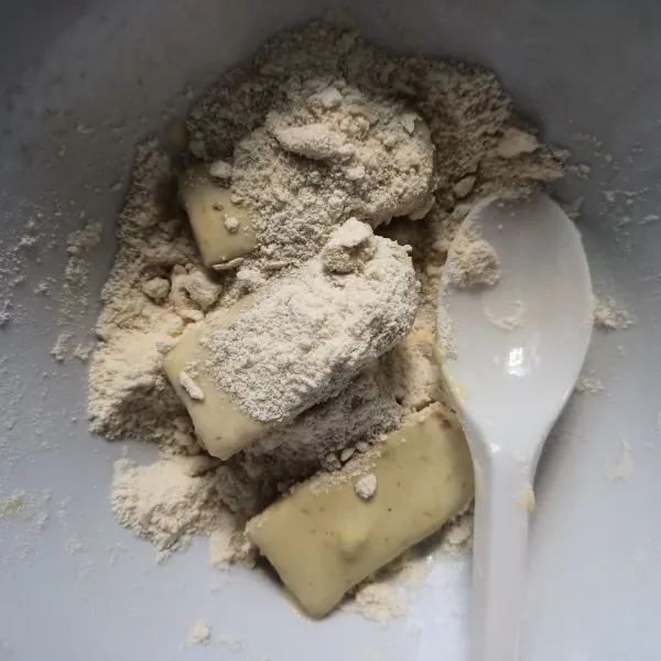 Kemudian masukkan ke tepung kering, lapisi hingga rata.