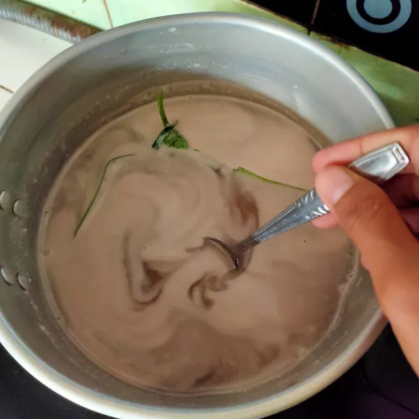 Setelah itu campur jadi satu bahan kuah bubur aduk rata, masak hingga mendidih dan matikan.
Kemudian sajikan bubur di mangkuk dengan siraman kuah gula merahnya.