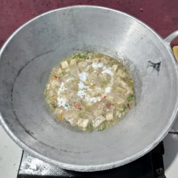 Masukkan santan dan tunggu sampai air sedikit menyusut.