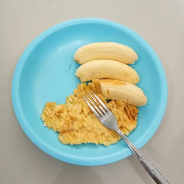 Kupas pisang,lalu hancurkan dengan garpu.