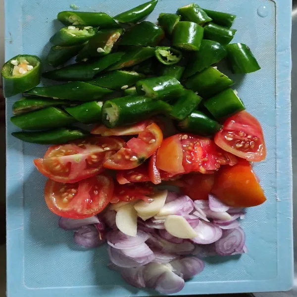 Siapkan cabai, tomat, dan bawang yang telah diiris.