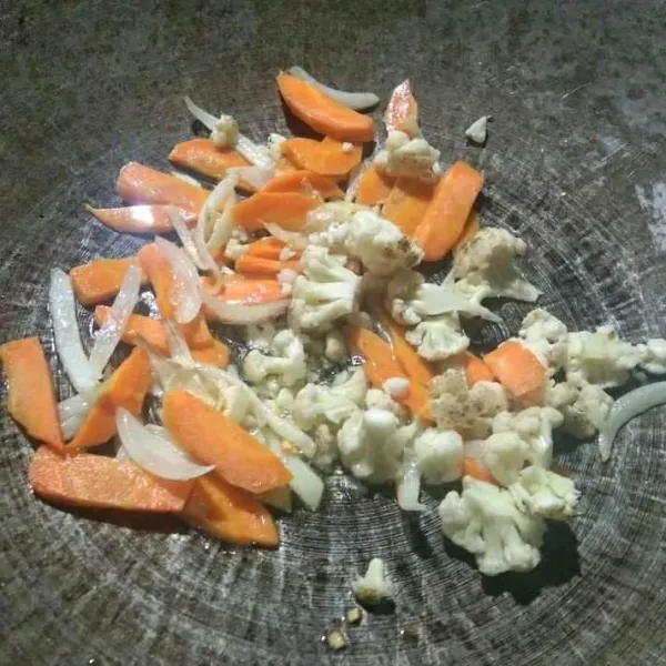 Tumis harum bawang bombai dan bawang putih kemudian masukkan wortel dan bunga kol.