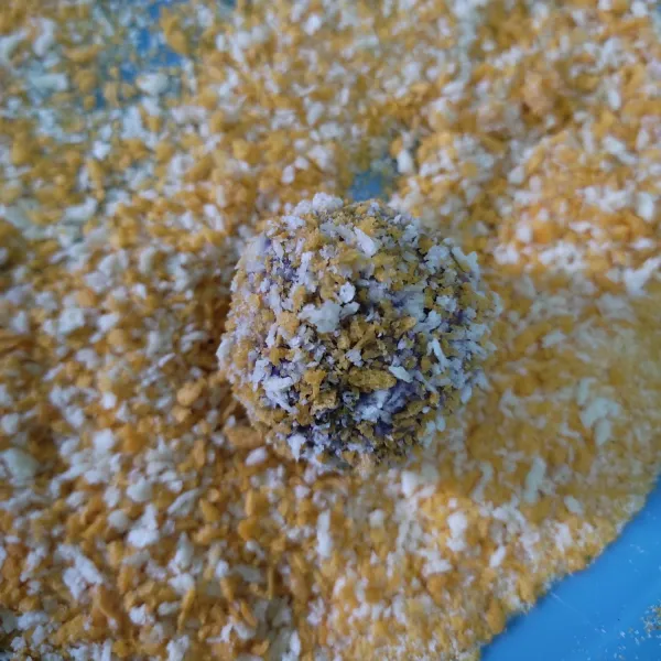 Gulingkan bola ubi yang basah ke dalam tepung panir.