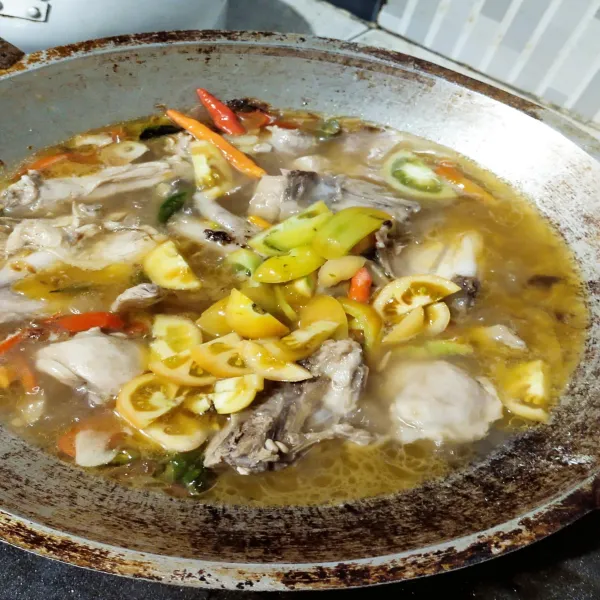 Terakhir masukkan potongan tomat. Masak hingga ayam matang sempurna dan siap dihidangkan.