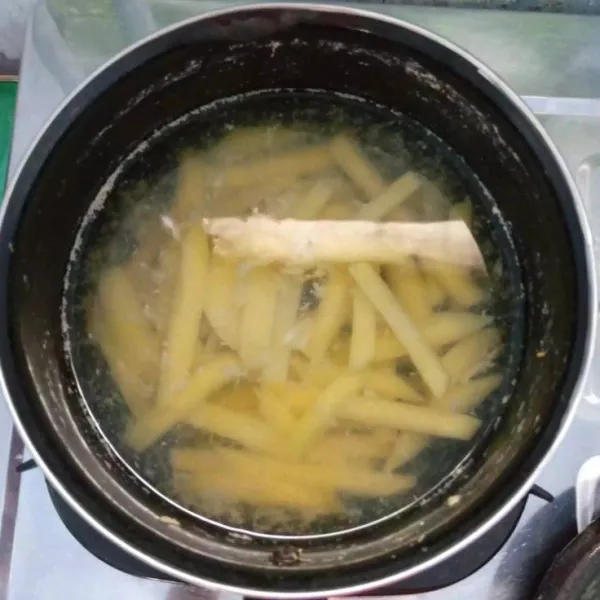 Rebus kentang dengan bumbu halus sampai mendidih.