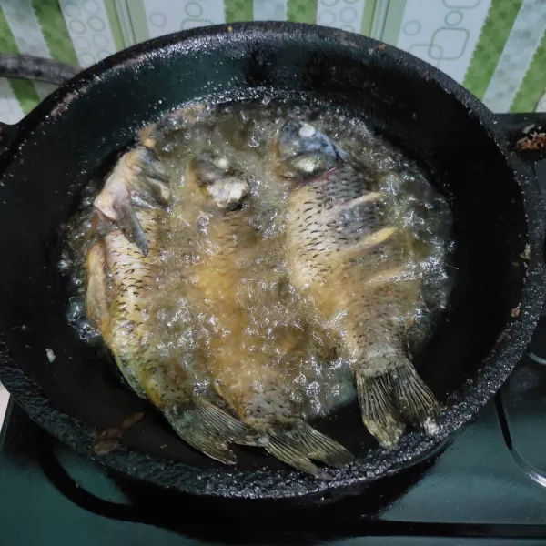 Bersihkan ikan dari sisik dan kotoran dalam perutnya, lalu cuci bersih. Kerat dikedua sisinya kemudian marinasi dengan garam dan jeruk nipis. Biarkan minimal 15 menit lalu goreng hingga matang.