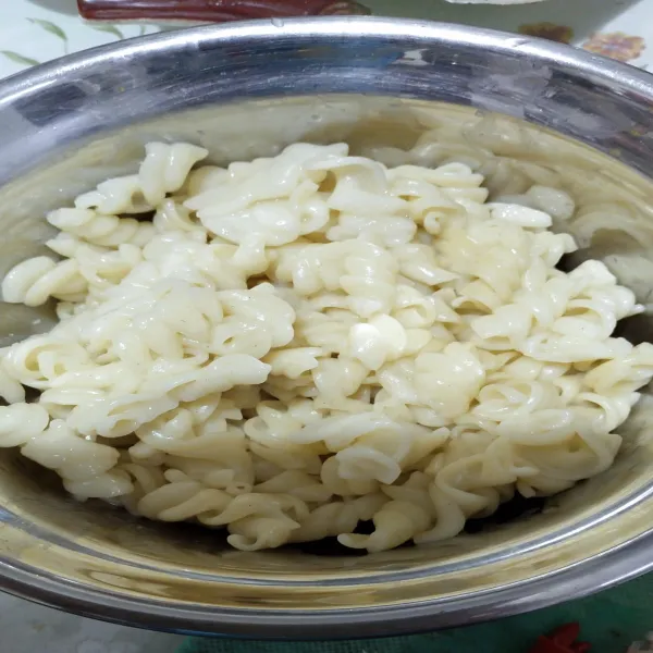 Didihkan air, masukkan macaroni tambahkan sejumput garam dan 3 sdm minyak sayur. Masak hingga macaroni lembut lalu tiriskan.