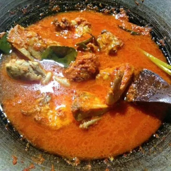 Tambahkan Ayam kemudian santan, gula, garam, penyedap (bila suka)  aduk rata masak sampai airnya menyusut.